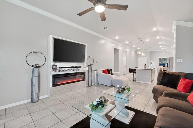 526 Heron Bay Circle, La Porte, TX 77571