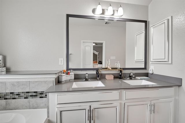 526 Heron Bay Circle, La Porte, TX 77571