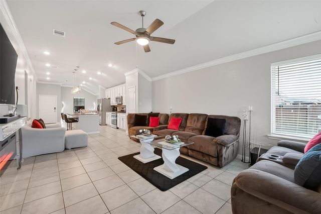 526 Heron Bay Circle, La Porte, TX 77571