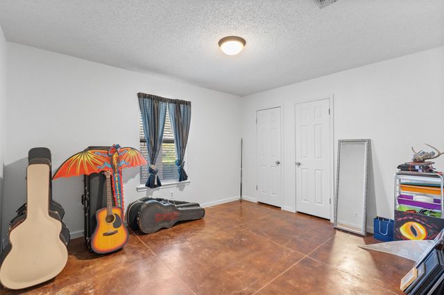 306 Drake LN, Taylor, TX 76574