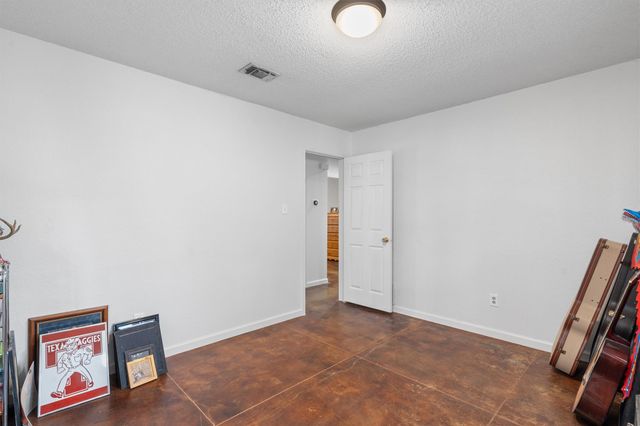306 Drake LN, Taylor, TX 76574