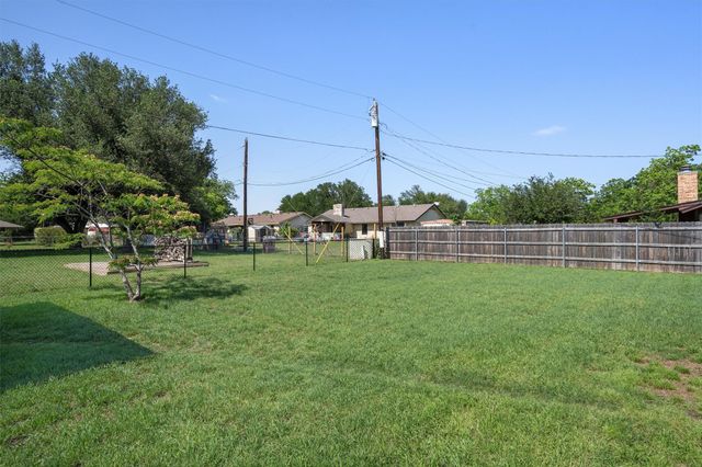 306 Drake LN, Taylor, TX 76574