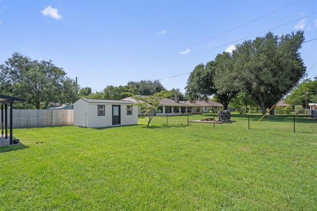 306 Drake LN, Taylor, TX 76574