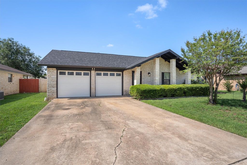 306 Drake LN, Taylor, TX 76574