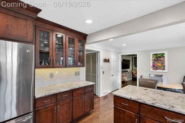 19780 Edshire Lane, Grosse Pointe Woods, MI 48236