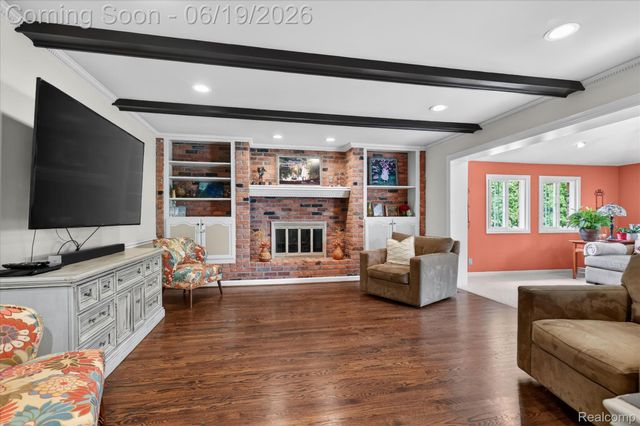 19780 Edshire Lane, Grosse Pointe Woods, MI 48236
