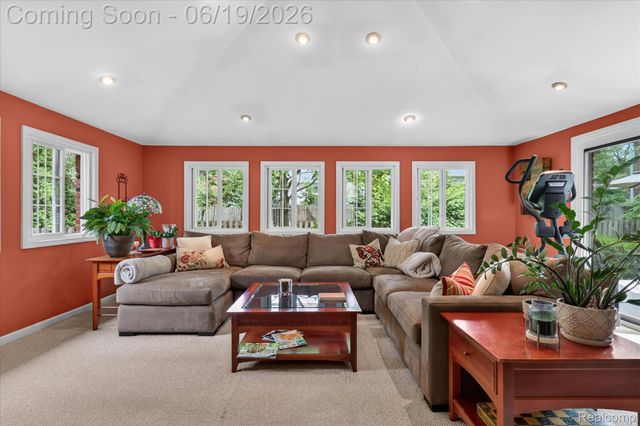 19780 Edshire Lane, Grosse Pointe Woods, MI 48236
