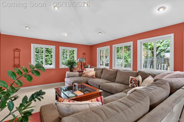 19780 Edshire Lane, Grosse Pointe Woods, MI 48236