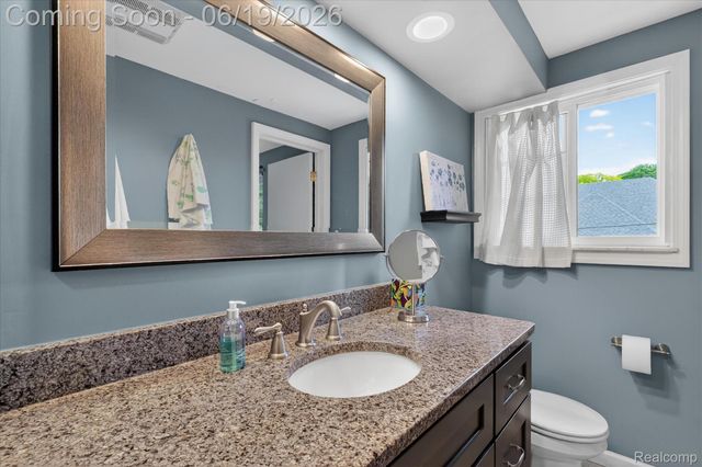 19780 Edshire Lane, Grosse Pointe Woods, MI 48236