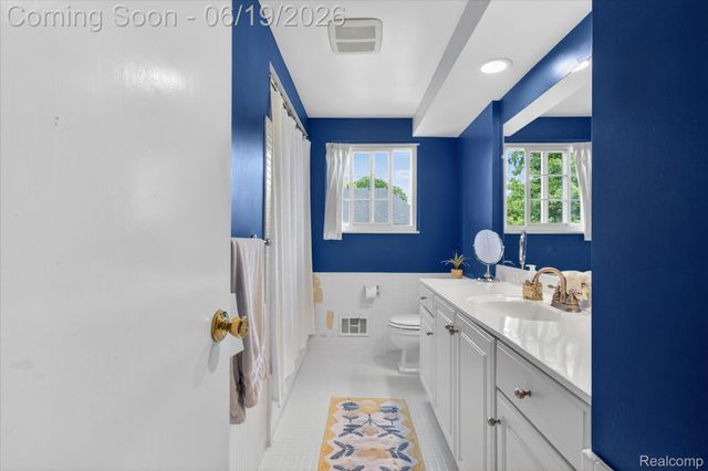 19780 Edshire Lane, Grosse Pointe Woods, MI 48236