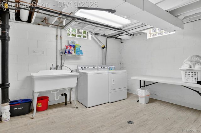 19780 Edshire Lane, Grosse Pointe Woods, MI 48236