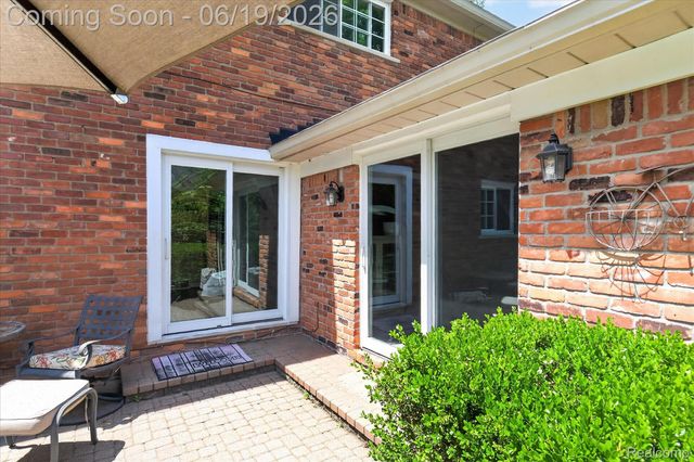 19780 Edshire Lane, Grosse Pointe Woods, MI 48236