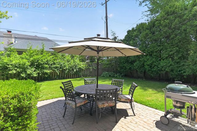 19780 Edshire Lane, Grosse Pointe Woods, MI 48236