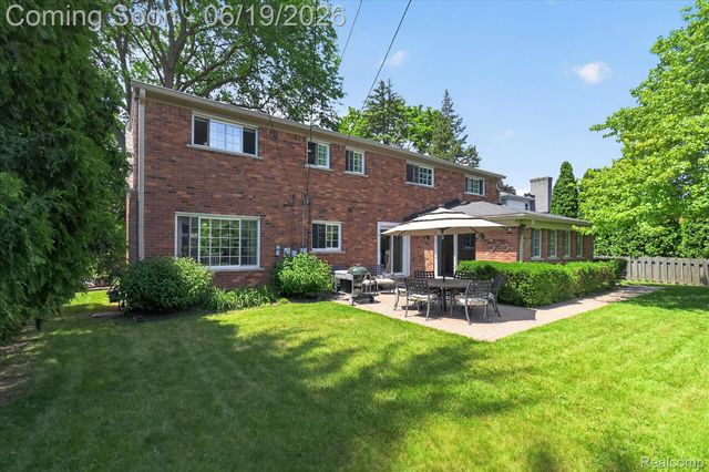 19780 Edshire Lane, Grosse Pointe Woods, MI 48236