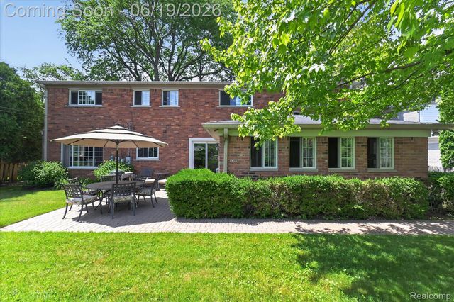 19780 Edshire Lane, Grosse Pointe Woods, MI 48236