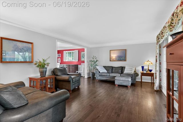 19780 Edshire Lane, Grosse Pointe Woods, MI 48236