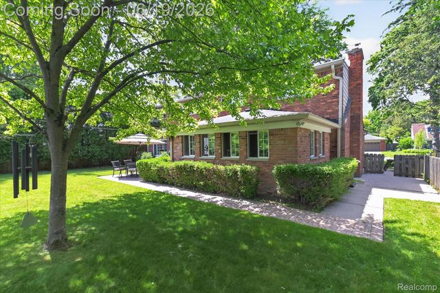 19780 Edshire Lane, Grosse Pointe Woods, MI 48236