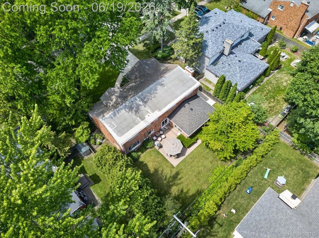 19780 Edshire Lane, Grosse Pointe Woods, MI 48236