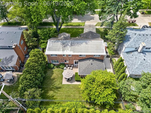 19780 Edshire Lane, Grosse Pointe Woods, MI 48236