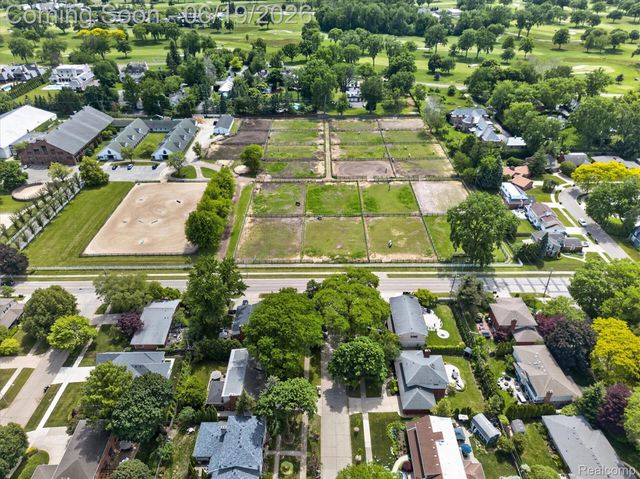 19780 Edshire Lane, Grosse Pointe Woods, MI 48236