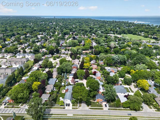 19780 Edshire Lane, Grosse Pointe Woods, MI 48236