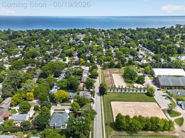 19780 Edshire Lane, Grosse Pointe Woods, MI 48236