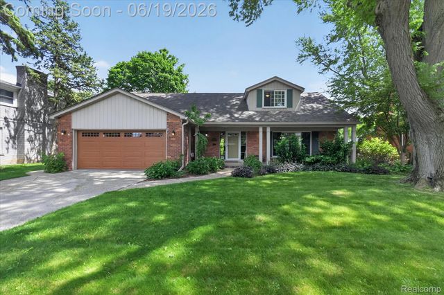 19780 Edshire Lane, Grosse Pointe Woods, MI 48236
