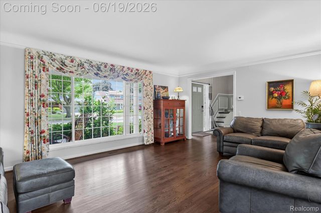19780 Edshire Lane, Grosse Pointe Woods, MI 48236