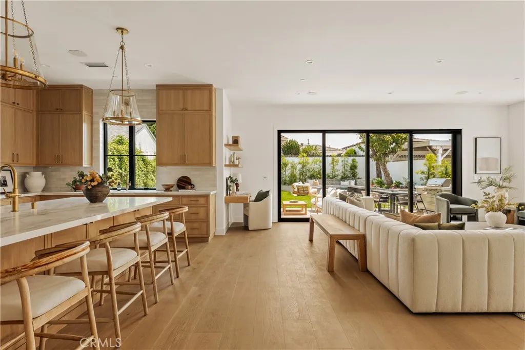 8344 Mcconnell, Los Angeles, CA 90045