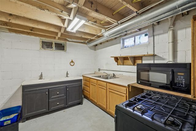 2000 SW 1st Street, Des Moines, IA 50315