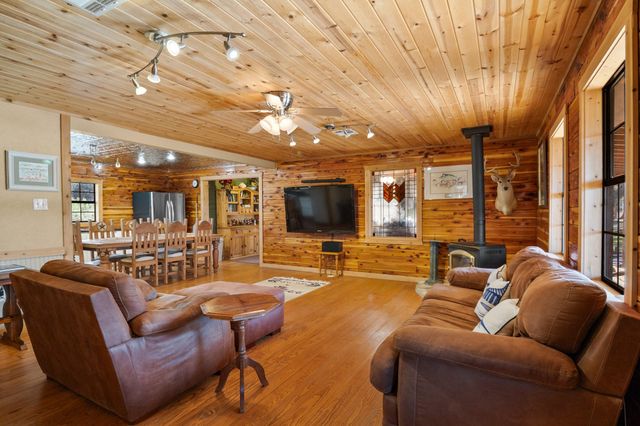 1465 County Road 401, Edna, TX 77957