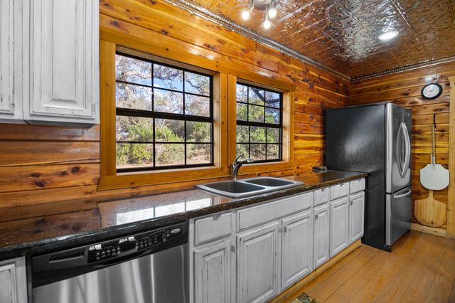 1465 County Road 401, Edna, TX 77957