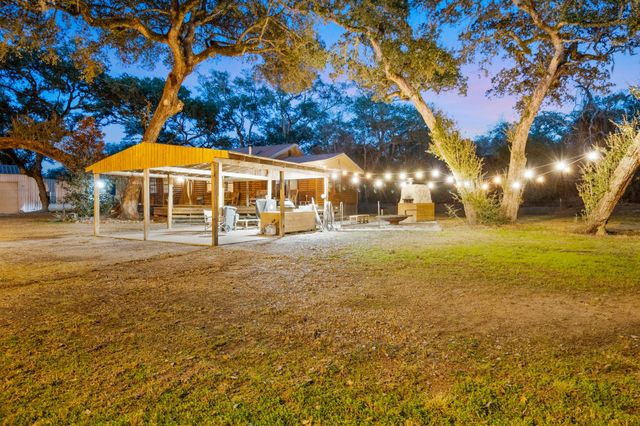 1465 County Road 401, Edna, TX 77957