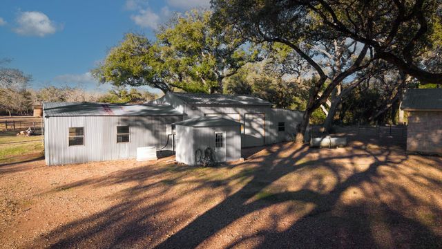 1465 County Road 401, Edna, TX 77957