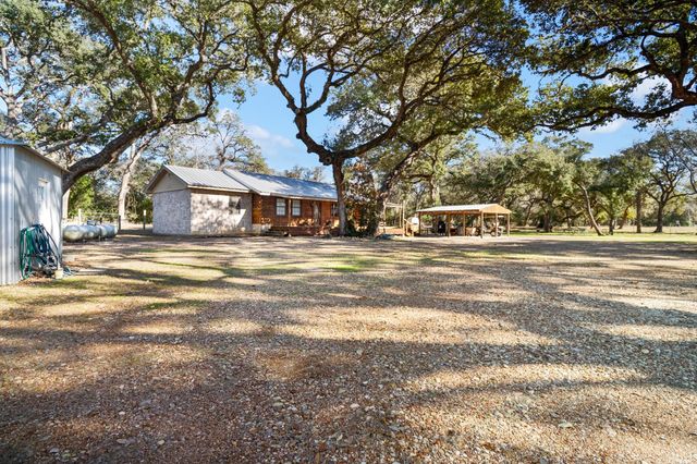 1465 County Road 401, Edna, TX 77957