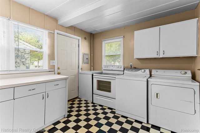 10111 Corning Street, Oak Park, MI 48237