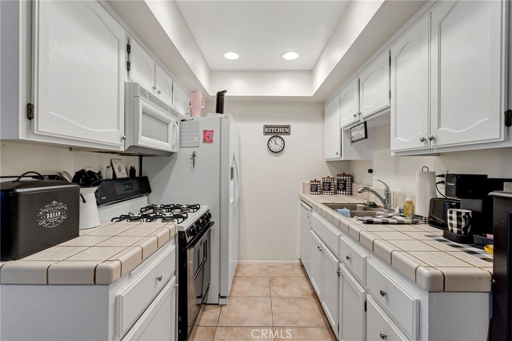 Image 10 of property listing at 19222 Cottonwood Drive, Apple Valley, CA 92308