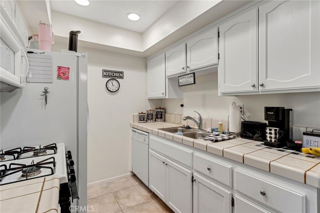 Image 11 of property listing at 19222 Cottonwood Drive, Apple Valley, CA 92308