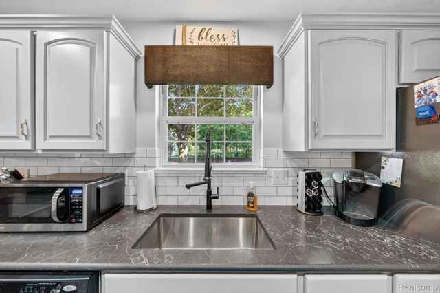 611 THORNEHILL Trail, Oxford Village, MI 48371