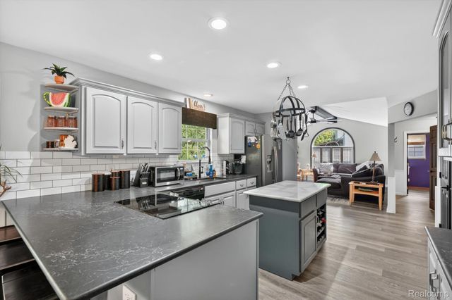 611 THORNEHILL Trail, Oxford Village, MI 48371