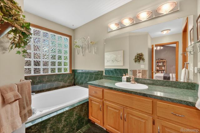 611 THORNEHILL Trail, Oxford Village, MI 48371