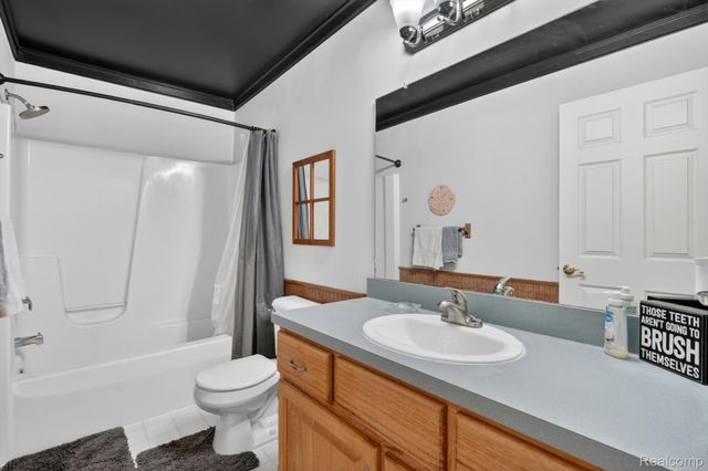 611 THORNEHILL Trail, Oxford Village, MI 48371