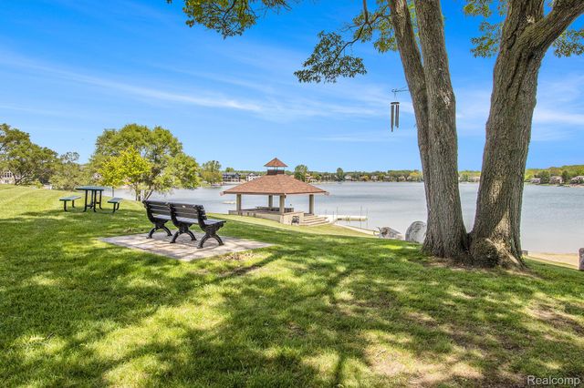 611 THORNEHILL Trail, Oxford Village, MI 48371