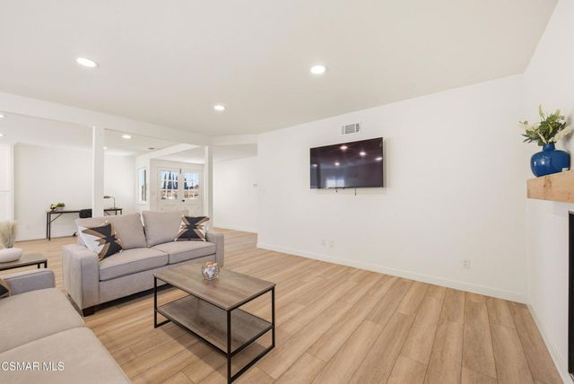 952 Moffatt Circle, Simi Valley, CA 93065