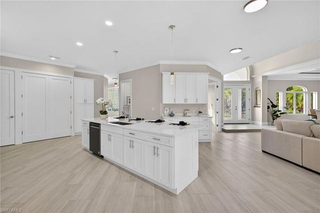 6461 Livingston Woods LN, Naples, FL 34109