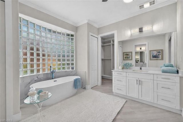 6461 Livingston Woods LN, Naples, FL 34109