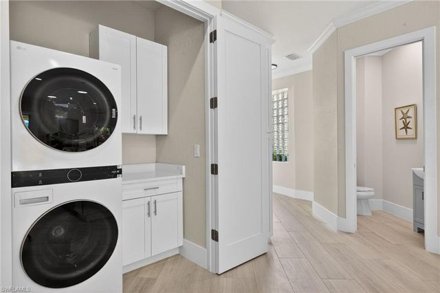 6461 Livingston Woods LN, Naples, FL 34109