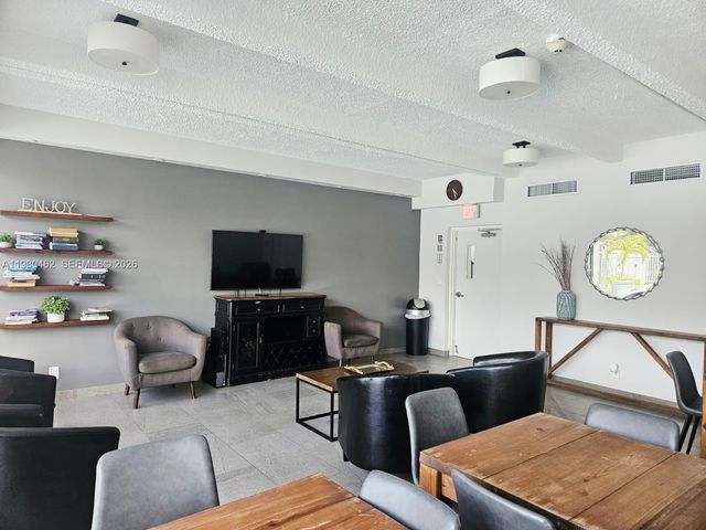 20381 NE 30th Ave 220-7, Aventura, FL 33180