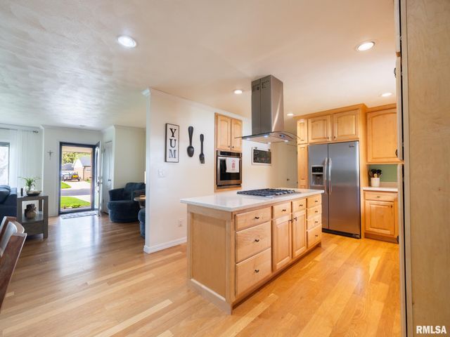 800 S KICKAPOO Lane, Peoria, IL 61604