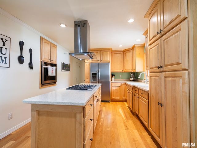 800 S KICKAPOO Lane, Peoria, IL 61604